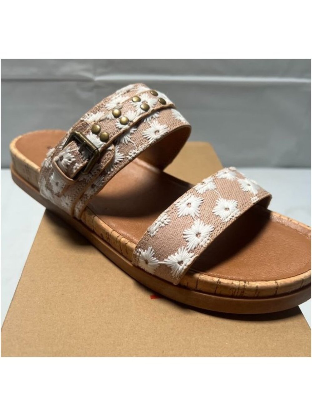 Lucky Brand Womens Dineesa Studded Two Band Flat Sandals Size 9.5 NEW - Picture 3 of 9